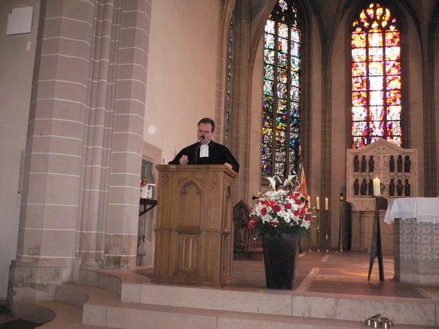 05a_so 23 Kirchg.jpg - Erstmals in der Geschichte der Schützengilde hielt der Evangelische Pfarre Dirk Hirsekorn in der Schützenmesse die Predigt.